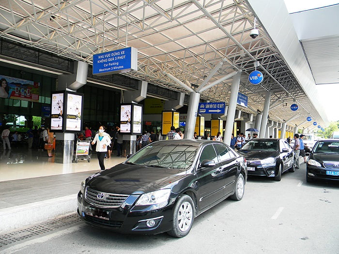 Thuê xe 4 chỗ đi sân bay 